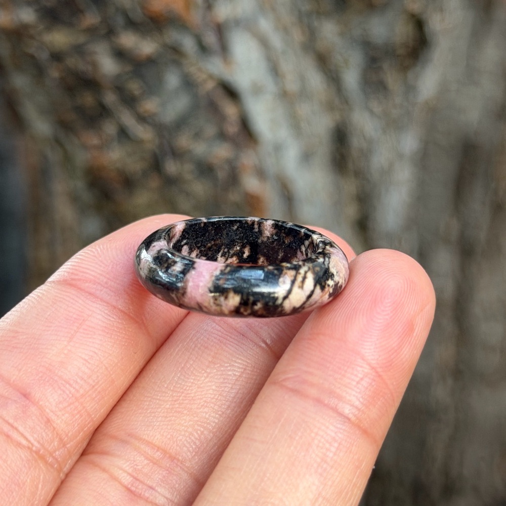 Size 7.5 pink black rhodonite band ring 0710